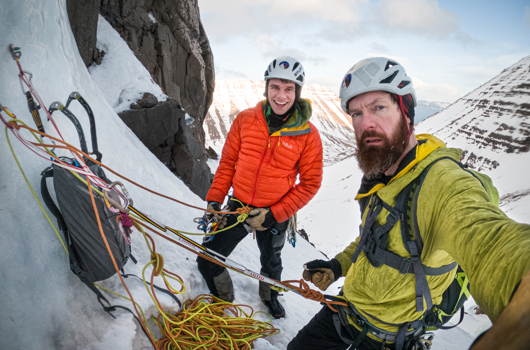 Bjartur Týr Ólafsson og Björgvin Hilmarsson hamingjusamir í frumferð sinni á leiðinni Googooplex (WI4, AD+, 340 m). Klifrað upp úr Bakkahvilft í Hnífsdal og upp á Þórólfsgnúp.